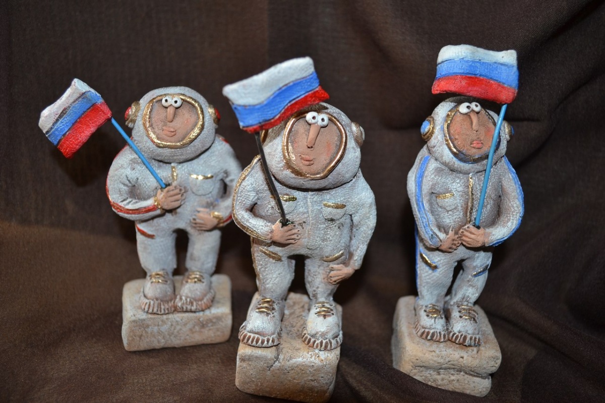 картинка Е. Трифонова  сувенир " Космонавт"